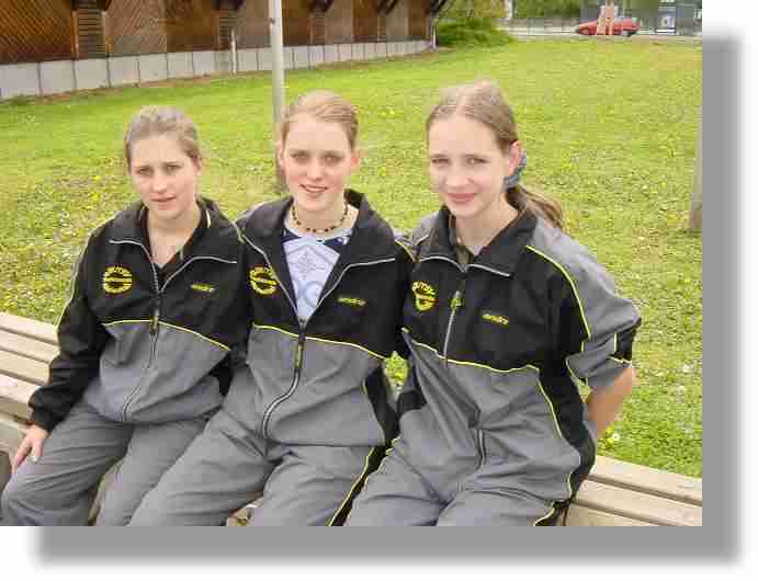 Mädchen der DJK/TSV Rödental v.l. , Nadine u. Natalie Woitzik mit Corinna Richterder in Augsburg vor der Halle